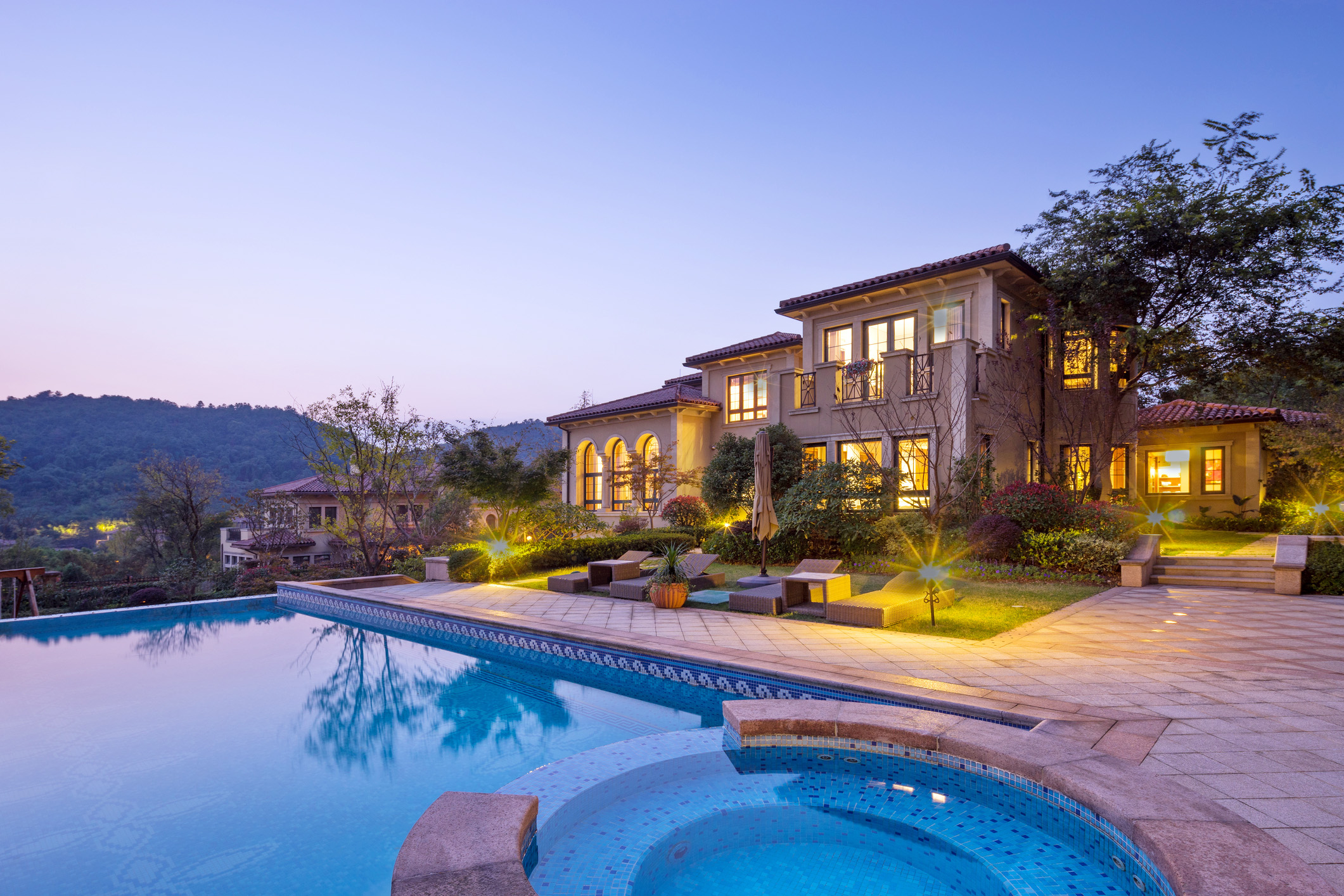 Beautiful estate in the hills with an infinity pool, representing the 2024-2025 wealth transfer opportunities discussed in Bessemer Trust’s article on estate tax planning.